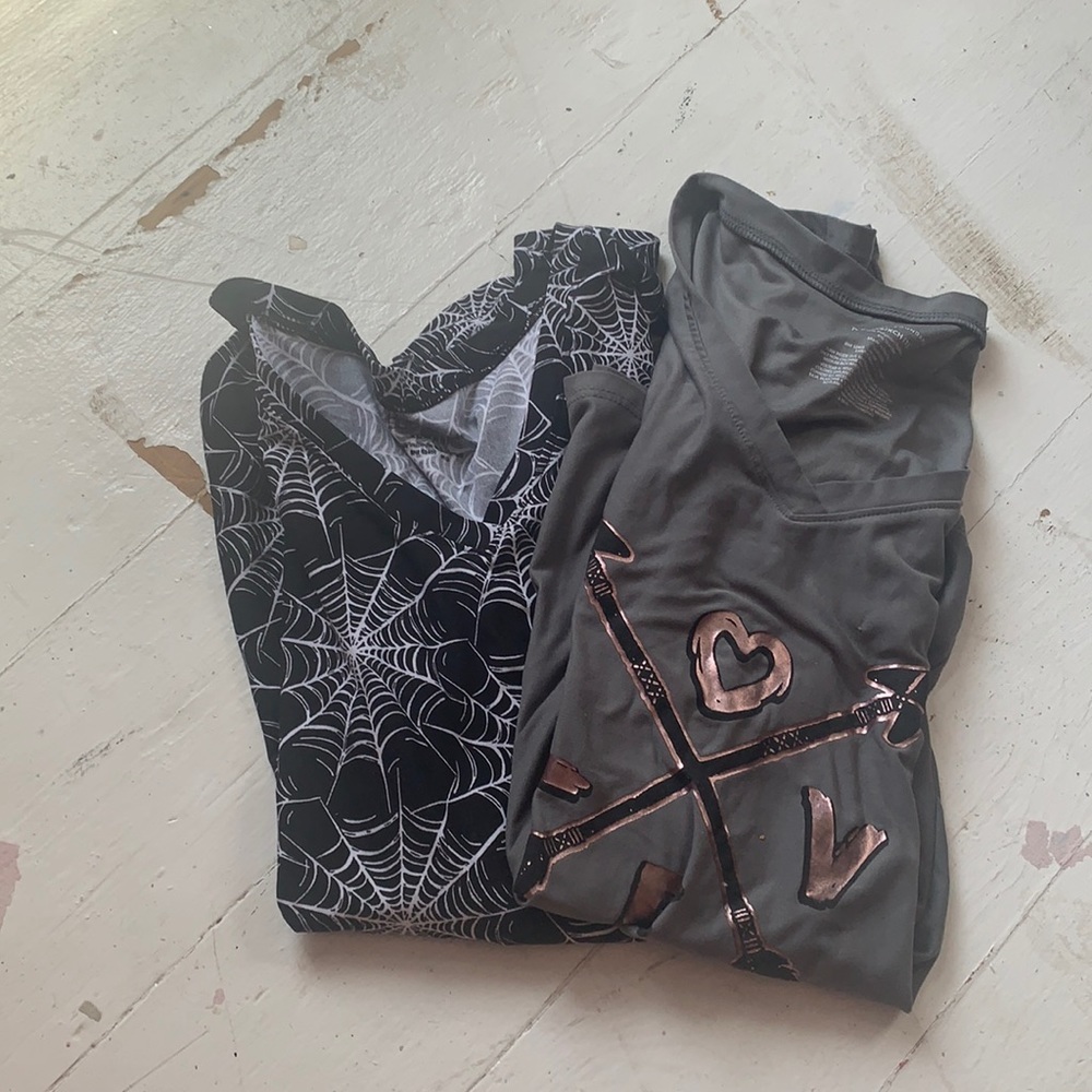 2 No Boundaries long sleeve Women tees